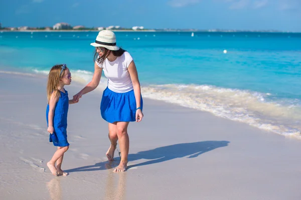 Jeune mère et adorable fille pendant les vacances d'été — Photo