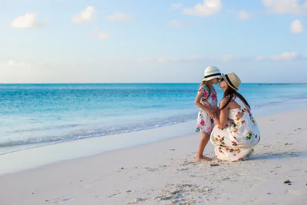 Мать и очаровательная маленькая дочь наслаждаются летними каникулами — стоковое фото