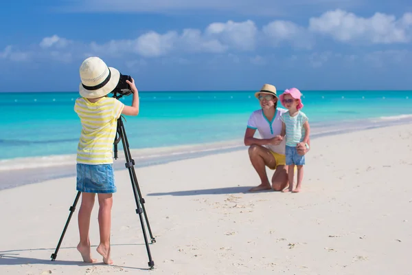 Küçük kız babası ve kardeşi plajda fotoğraf yapma — Stok fotoğraf