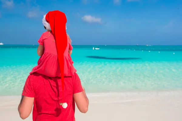 Baba ve kızı tropikal plaj santa hat — Stok fotoğraf