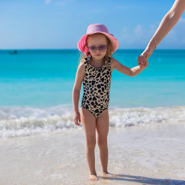 Petite fille mignonne en eau peu profonde à la plage exotique — Photo