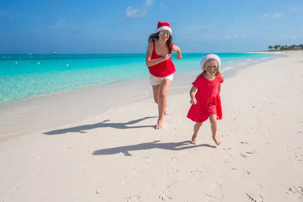 Jonge moeder en meisje hebben plezier op tropisch strand — Stockfoto