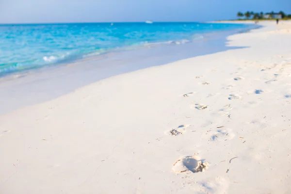 Human footprints on white sand beach — Stock Photo, Image