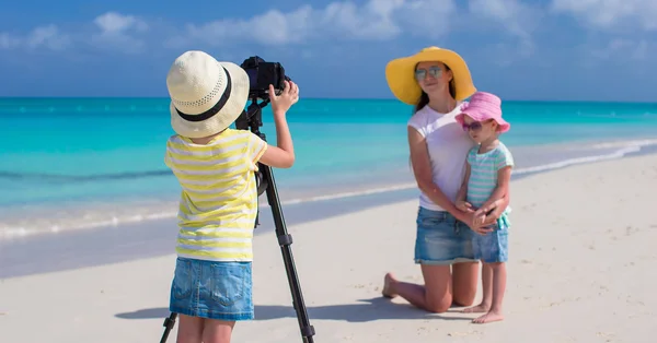 Meisje maken foto van haar moeder en zusje op het strand — Stockfoto