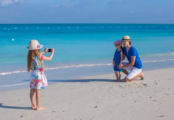 Little girl making photo of her family — Stock Photo, Image