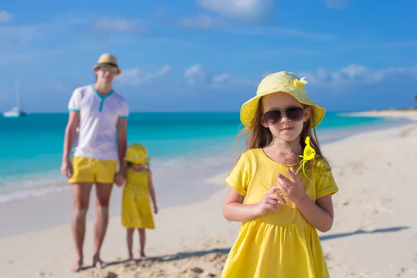 Adoráveis meninas e pai feliz na praia branca tropical — Fotografia de Stock