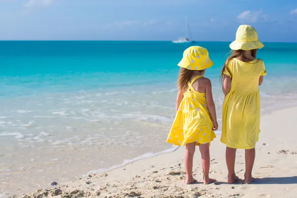 Two adorable little girls on caribbean vacation — Stock Photo, Image