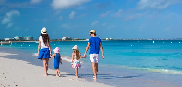 Vista trasera de la familia feliz en la playa tropical — Foto de Stock