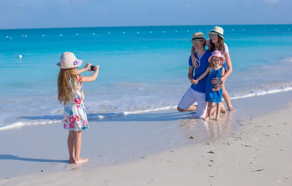 Menina bonito fazendo foto de sua família — Fotografia de Stock