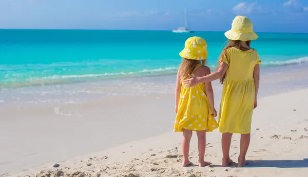 Two adorable little girls on caribbean vacation — Stock Photo, Image