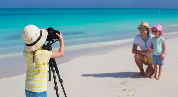 Lilla flickan att göra foto av sin pappa och syster på stranden — Stockfoto