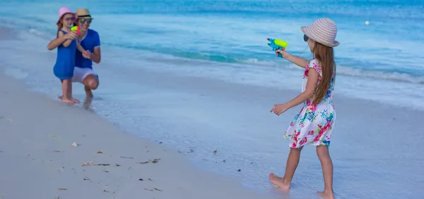 Malá dívka si hraje s rodinou během karibské dovolené — Stock fotografie