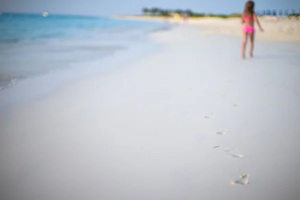 人类在白色沙滩上的脚印 — 图库照片