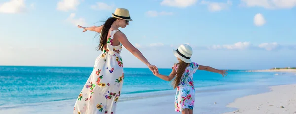 Bella madre e la sua adorabile figlia godono di vacanze estive — Foto Stock