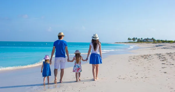 Czteroosobowa rodzina na wakacjach na plaży — Zdjęcie stockowe