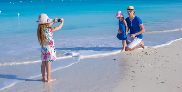 Familia feliz disfrutando de vacaciones en la playa — Foto de Stock