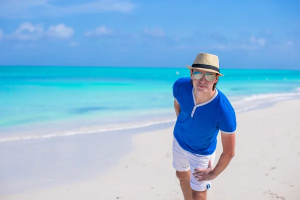 Młody człowiek szczęśliwy korzystających lato wakacje na tropikalnej plaży — Zdjęcie stockowe