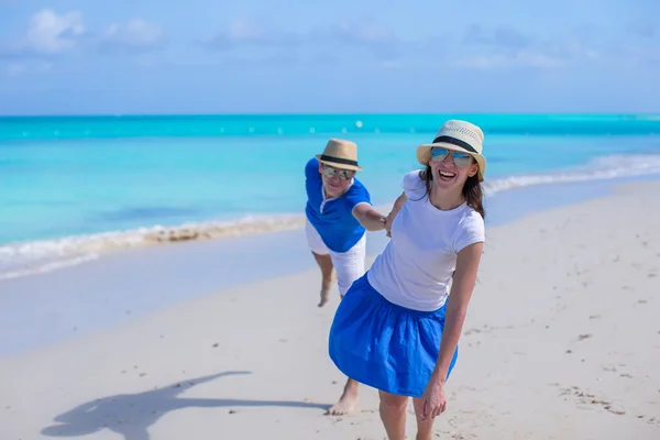 Glückliches Paar hat Spaß im Karibik-Strandurlaub — Stockfoto