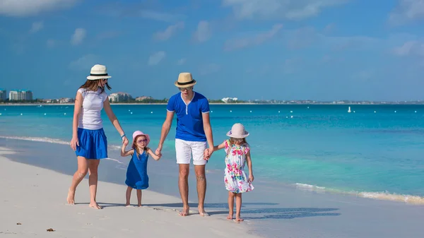 Happy family of four on caribbean holiday vacation — Stock Photo, Image
