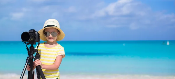Klein meisje schieten met de camera op statief tijdens haar zomervakantie — Stockfoto