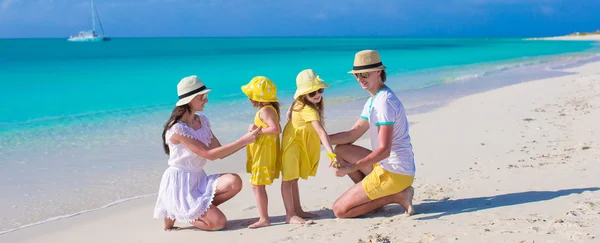 Happy beautiful family on caribbean holiday vacation — Stock Photo, Image