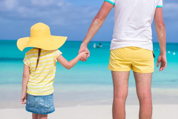 Close up of little girl holding her father hand on the beach — Stock Photo, Image