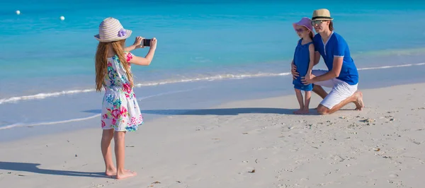 Familia feliz disfrutando de vacaciones en la playa — Foto de Stock