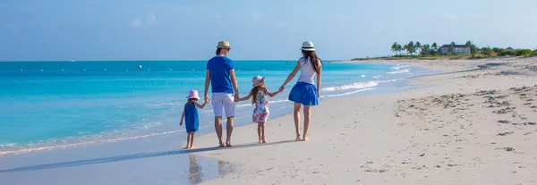 Familia feliz de cuatro en vacaciones de playa —  Fotos de Stock