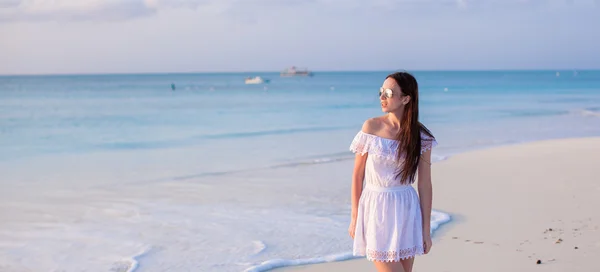 Jovem mulher bonita na praia durante suas férias de verão — Fotografia de Stock