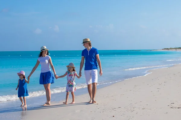 Glückliche Familie mit zwei Mädchen im Sommerurlaub — Stockfoto