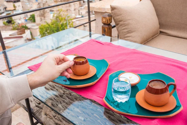 Tasse mit traditionellem türkischen Kaffee vor dem Hintergrund eines Tals in Kappadokien, Türkei. Stockbild