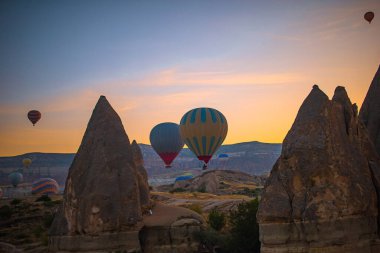 Kapadokya, Türkiye 'de gökyüzünde parlak sıcak hava balonları