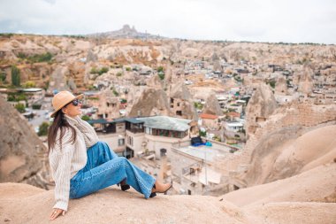 Cappodocia 'da, kanyonun kenarında genç bir kadın.