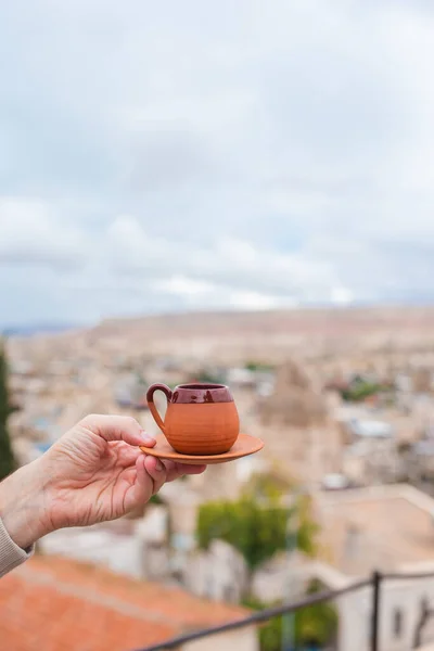 Pohár s tradiční tureckou kávou na pozadí údolí v Cappadocia, Turecko. — Stock fotografie