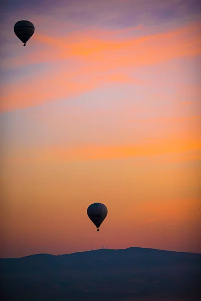 Φωτεινά αερόστατα θερμού αέρα στον ουρανό της Καππαδοκίας, Τουρκία — Φωτογραφία Αρχείου