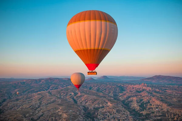 Helle Heißluftballons am Himmel von Kappadokien, Türkei lizenzfreie Stockbilder