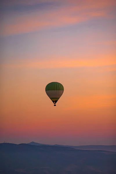 Gorące Powietrze Balon Latający Nad Skalistych Krajobrazów Kapadocji Pięknym Niebem — Zdjęcie stockowe