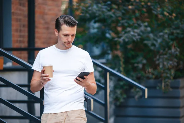 Een Man Die Buiten Koffie Drinkt Jongeman Met Smartphone — Stockfoto