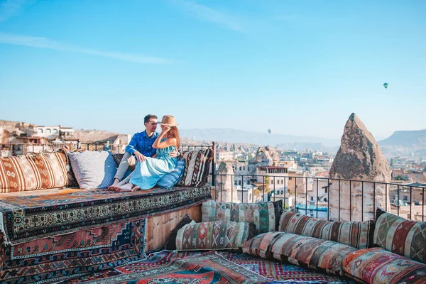 Feliz pareja joven durante el amanecer viendo globos de aire caliente en Capadocia, Turquía —  Fotos de Stock