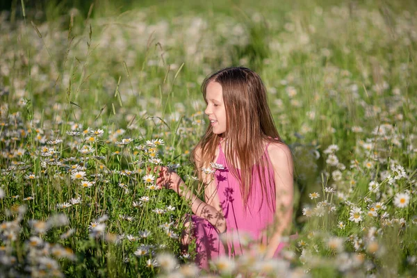 Šťastné dítě v terénu. Krásná dívka v šatech v slamáku klobouk — Stock fotografie