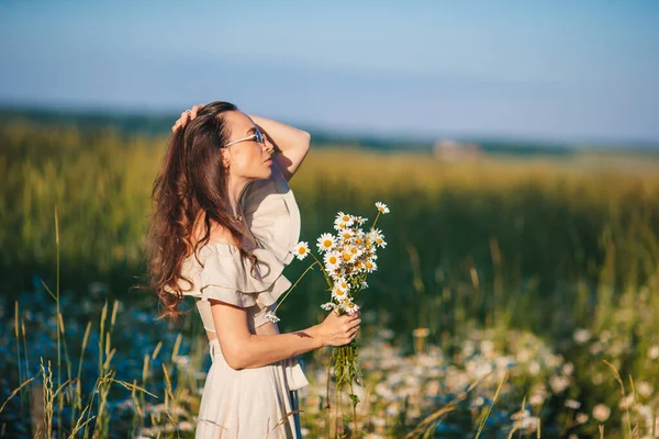 Schöne Mädchen im Weizenfeld mit reifem Weizen in den Händen — Stockfoto