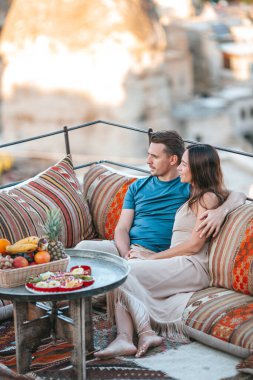 Kapadokya, Türkiye 'de sıcak hava balonları seyreden mutlu genç çift.