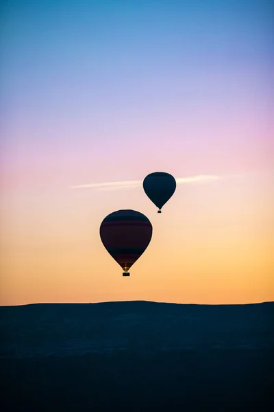 Globos de aire caliente brillantes en el cielo de Capadocia, Turquía —  Fotos de Stock