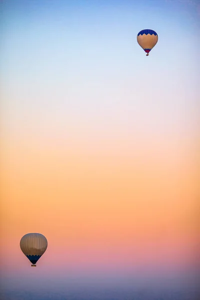 Φωτεινά αερόστατα θερμού αέρα στον ουρανό της Καππαδοκίας, Τουρκία — Φωτογραφία Αρχείου