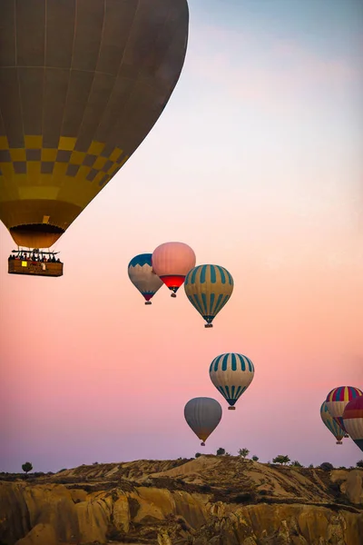 Jasné horkovzdušné balóny na obloze Kappadokie, Turecko — Stock fotografie