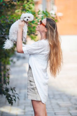 Kahveli kadın gezinti güvertesinde