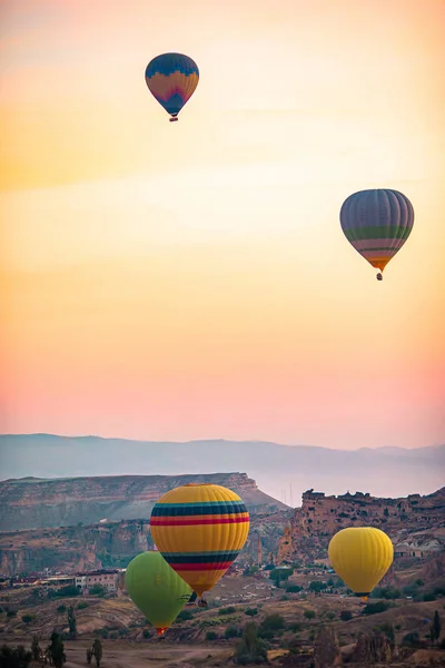 Fényes hőlégballonok az égen, Cappadocia, Törökország — Stock Fotó