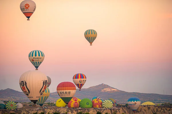 Fényes hőlégballonok az égen, Cappadocia, Törökország — Stock Fotó