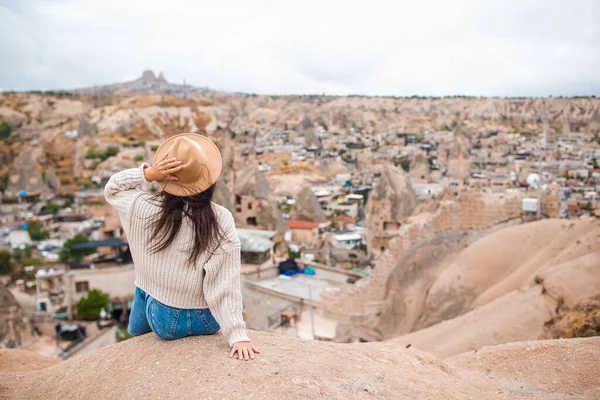 Jonge vrouw aan de rand van canyon in Cappodocia — Stockfoto