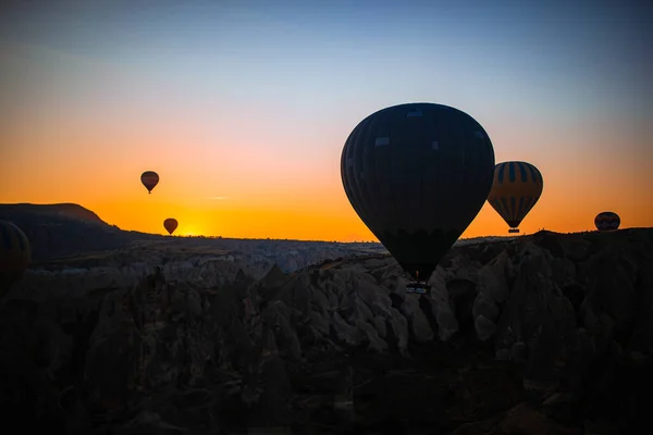 Luminose mongolfiere nel cielo della Cappadocia, Turchia — Foto Stock